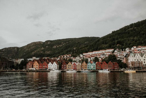 Bergen under en skydekket himmel